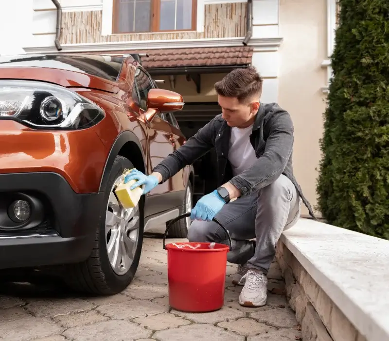 Lavage auto à domicile Lacropte : professionnel intervenant sur un véhicule